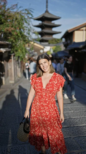 Güzel Spanyol Kadın Neşeyle Gülümsüyor Gururla Poz Veriyor Eski Geleneksel — Stok fotoğraf