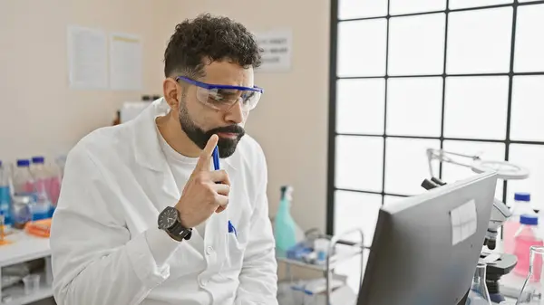 Homem Hispânico Pensativo Usando Óculos Jaleco Contemplando Laboratório Ciências — Fotografia de Stock