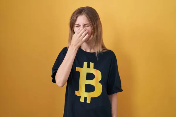 Donna Caucasica Bionda Che Indossa Una Maglietta Bitcoin Che Odora — Foto Stock