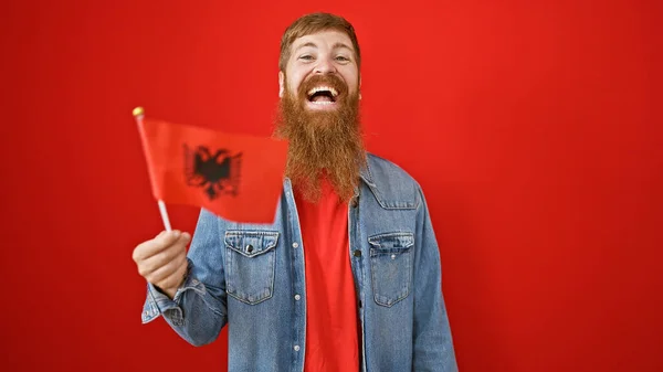 Vrolijke Jonge Roodharige Man Vol Vertrouwen Vrolijk Zwaaiend Met Albanese — Stockfoto
