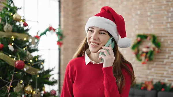 Genç Spanyol Kadın Noel Kutluyor Evde Akıllı Telefondan Konuşuyor Stok Fotoğraf