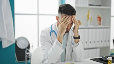 Klinikte masada oturan genç İspanyol doktor strese girdi.