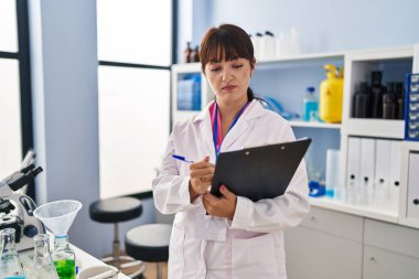 Genç ve güzel İspanyol bilim kadını eczanede rapor yazıyor.