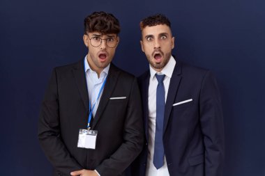 İki İspanyol iş adamı iş kıyafetleri giyiyordu. Şaşırmış ve korkmuş görünüyorlardı. Korku ve heyecan dolu bir yüz.. 