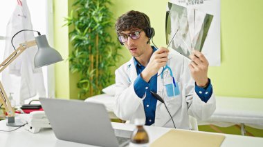 Genç İspanyol doktor internetten klinikte röntgen gösteriyor.