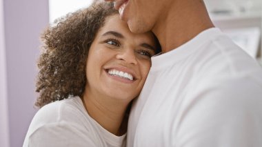 Kendine güvenen, güzel bir çift sıcak evlerinde kucaklaşıp gülümsüyor, aşklarını ve mutluluklarını kucaklıyorlar.