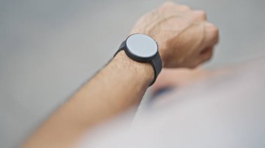 # Sokakta bankta oturan İspanyol görünümlü genç adam #