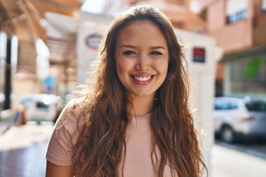 Sokakta kendine güvenen güzel İspanyol bir kadın.