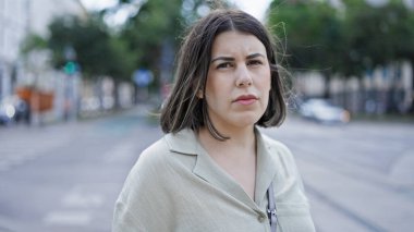 Kafeteryada ciddi bir ifadeyle duran genç, güzel İspanyol kadın.