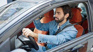 Sokakta araba süren genç bir İspanyol.