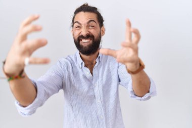 Sakallı, sıradan tişörtlü İspanyol adam öfkeyle bağırıyor, elleri boğazlamaya çalışıyor, deli gibi bağırıyor. 