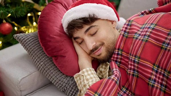 Genç Arap Adam Evdeki Noel Kanepede Uyuyor — Stok fotoğraf
