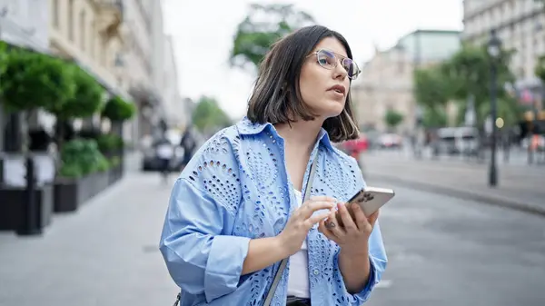 Joven Mujer Hispana Hermosa Usando Smartphone Esperando Taxi Las Calles —  Fotos de Stock
