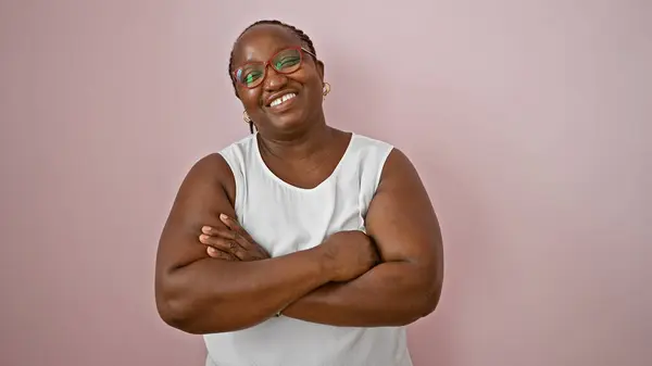 Vrolijke Afrikaanse Amerikaanse Vrouw Ontspannen Staan Met Zelfverzekerde Glimlach Armen — Stockfoto