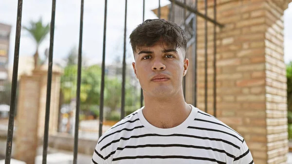 Serin Rahat Spanyol Genç Adam Güneşli Şehir Caddesinde Dikilirken Ciddi — Stok fotoğraf