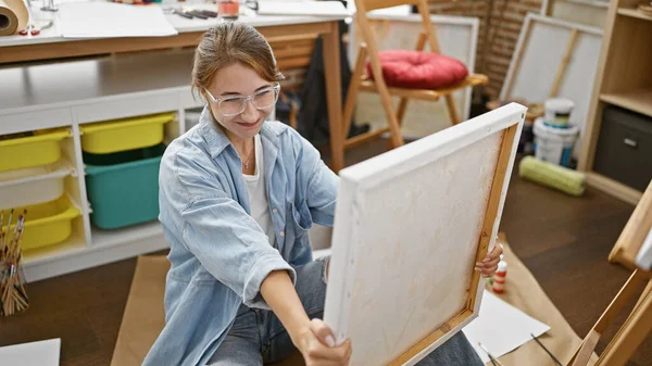 Młoda Kobieta Artysta Patrząc Rysować Siedzi Podłodze Studio Sztuki — Zdjęcie stockowe