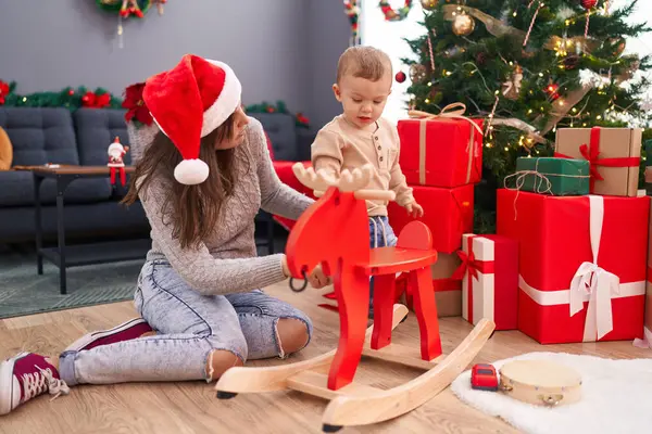 Mutter Und Sohn Spielen Mit Rentieren Die Hause Weihnachtsbaum Schaukeln — Stockfoto