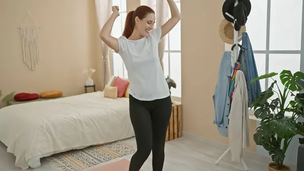 Een Vrolijke Jonge Blanke Vrouw Die Alleen Danst Haar Slaapkamer — Stockfoto