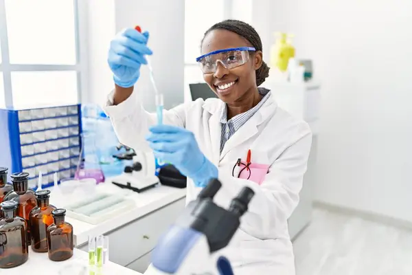 非洲裔美国女科学家在实验室将液体倒入试管 — 图库照片