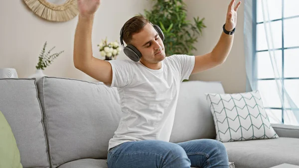 Neşeli Bir Spanyol Genç Adam Kulaklıkla Müzik Dinleyerek Rahat Bir — Stok fotoğraf