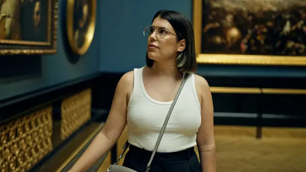 Junge Schöne Hispanische Frau Besucht Kunstgalerie Kunstmuseum Wien — Stockfoto