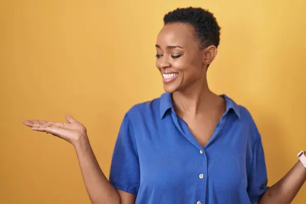 Mujer Afroamericana Pie Sobre Fondo Amarillo Sonriendo Mostrando Ambas Manos — Foto de Stock