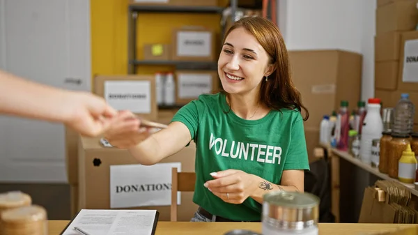 Young Woman Volunteer Receiving Dollars Smiling Charity Center — Stock Photo, Image