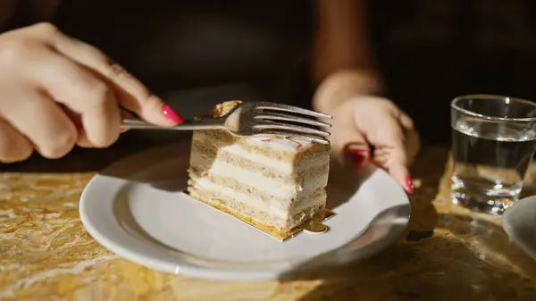 Een Vrouw Geniet Van Een Heerlijk Dessert Een Cafe Haar — Stockfoto