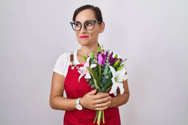 Středního Věku Brunetka Žena Nosí Zástěru Pracuje Květinářství Obchod Drží — Stock fotografie