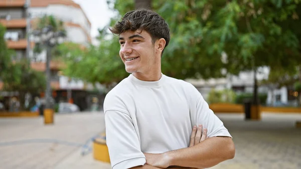 Joyeux Jeune Adolescent Hispanique Tenant Avec Confiance Dans Parc Ville — Photo