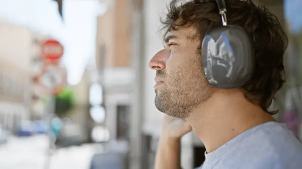 Serin Genç Bir Adam Müziğine Konsantre Oluyor Şehir Sokaklarında Kulaklık — Stok fotoğraf