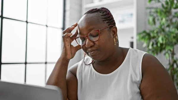Stressad Afrikansk Amerikansk Kvinna Arbetar Laptop Slåss Affärer Stress Kontoret — Stockfoto