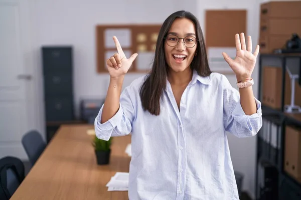 Young Hispanic Woman Office Showing Pointing Fingers Number Seven While — Stock Photo, Image