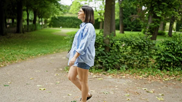 Viyana 'da parkta gülümseyen güzel bir İspanyol kadın.