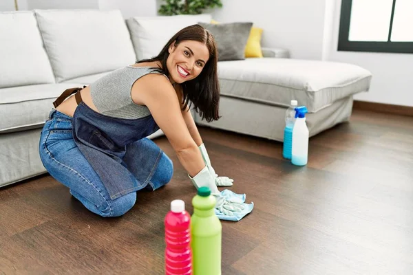 Young Beautiful Hispanic Woman Smiling Confident Washing Floor Home — ストック写真
