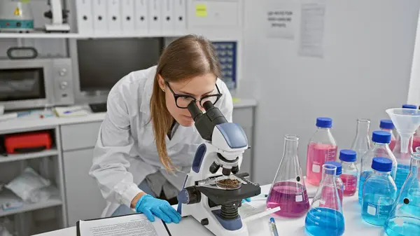 Mladá Běloška Vědkyně Zkoumající Vzorek Pod Mikroskopem Dobře Vybavené Laboratoři — Stock fotografie