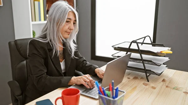 Serious Elegant Grey Haired Middle Age Woman Hard Work Concentrating — Stock Photo, Image