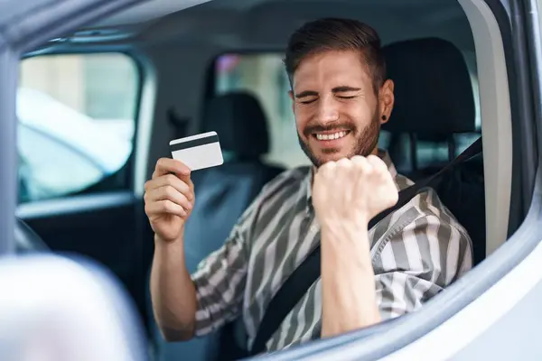 Hispanic Man Beard Driving Car Holding Credit Card Screaming Proud — Stock Photo, Image