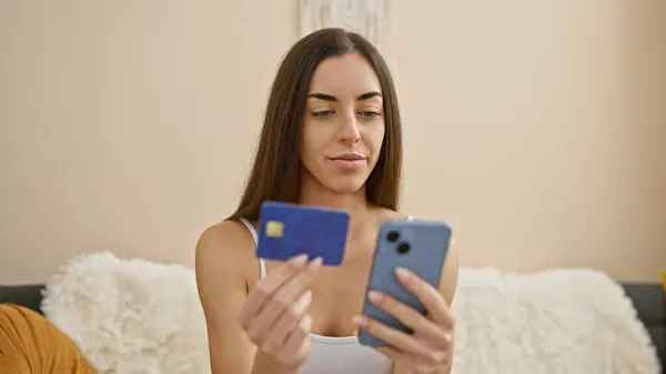 Mladá Krásná Hispánská Žena Nakupování Kreditní Kartou Touchpad Sedí Pohovce — Stock fotografie