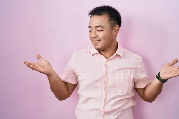 Chinese Young Man Standing Pink Background Smiling Showing Both Hands — Stock Photo, Image