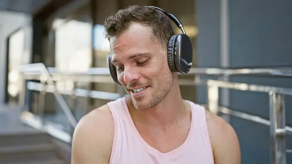Ein Lächelnder Junger Hispanischer Mann Mit Kopfhörern Genießt Musik Einer — Stockfoto