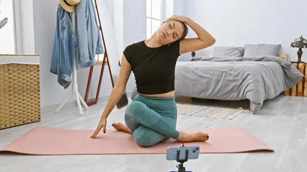 Mooie Jonge Latijns Amerikaanse Vrouw Stretching Hoofd Een Atletische Yoga — Stockfoto