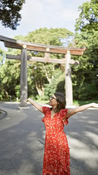 Joyeuse Femme Hispanique Souriant Bras Ouverts Regardant Autour Temple Meiji — Photo