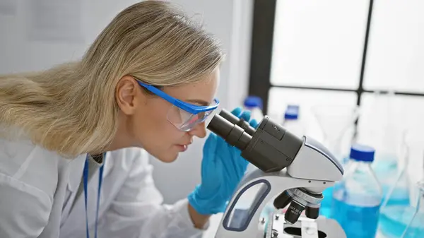 Femme Scientifique Blonde Utilisant Microscope Laboratoire Décrivant Recherche Médicale Intérieur — Photo