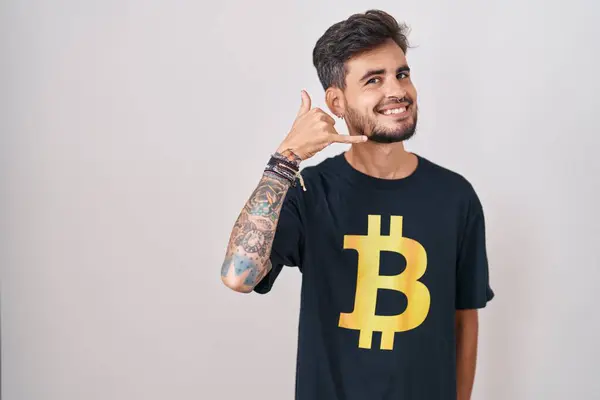 Joven Hombre Hispano Con Tatuajes Con Camiseta Bitcoin Sonriendo Haciendo — Foto de Stock