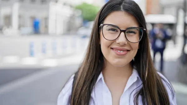 Madrid Sokaklarında Gülümseyen Gözlüklü Güzel Spanyol Kadın — Stok fotoğraf
