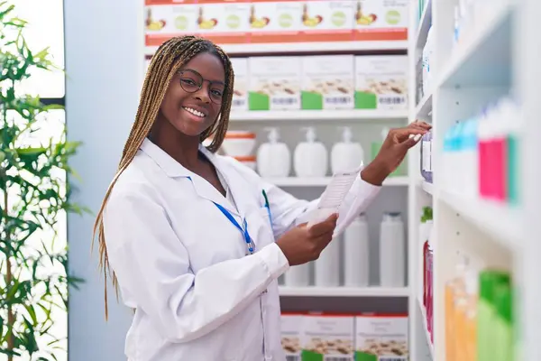 Africano Americano Mulher Farmacêutico Leitura Prescrição Farmácia — Fotografia de Stock