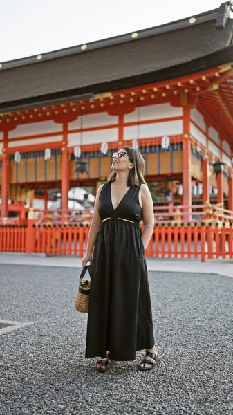 Confiantemente Posando Fushimi Inari Taisha Uma Bela Mulher Hispânica Vestindo — Fotografia de Stock