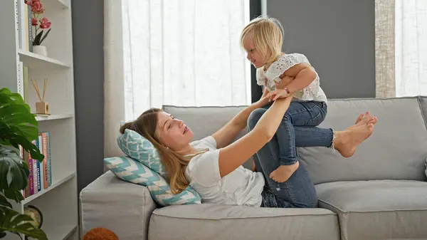 Zelfverzekerde Blanke Moeder Dochter Liggen Comfortabel Een Bank Spelend Lachend — Stockfoto