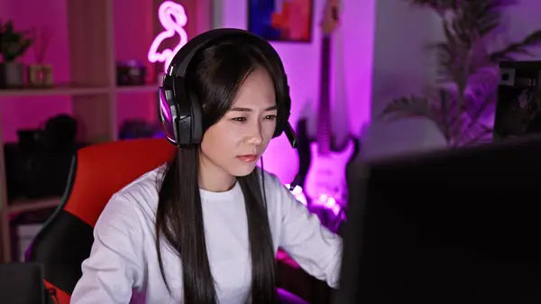 Geconcentreerde Jonge Aziatische Vrouw Met Koptelefoon Met Behulp Van Computer — Stockfoto